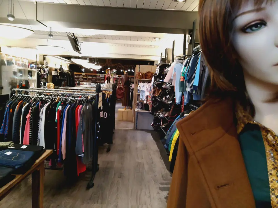 Merkkleding outlet Baarlo – damesmode halve prijs